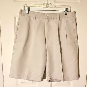 Men's Classic Light Gray Shorts. 34 Pleated Front. 4 Pockets.‎